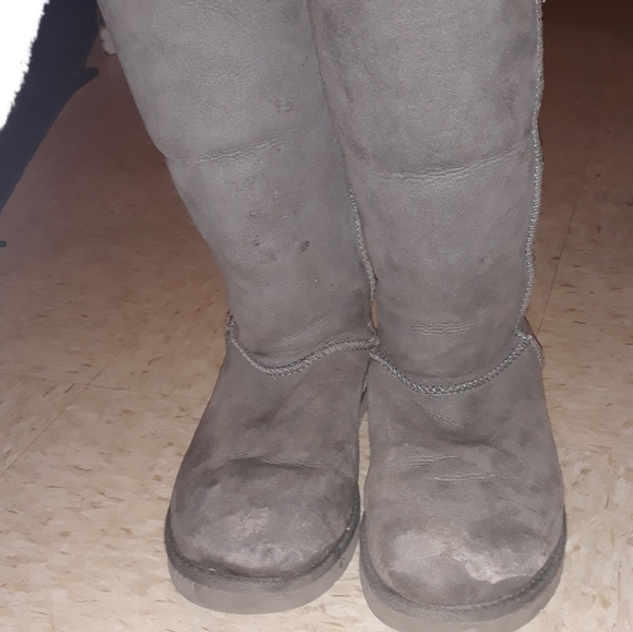 UGG - Picture 1 of 2